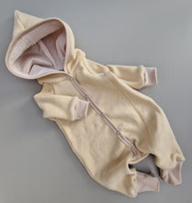 Baumwollfleece-Overall Hellbeige – handgenähte Kinderkleidung von Minikor