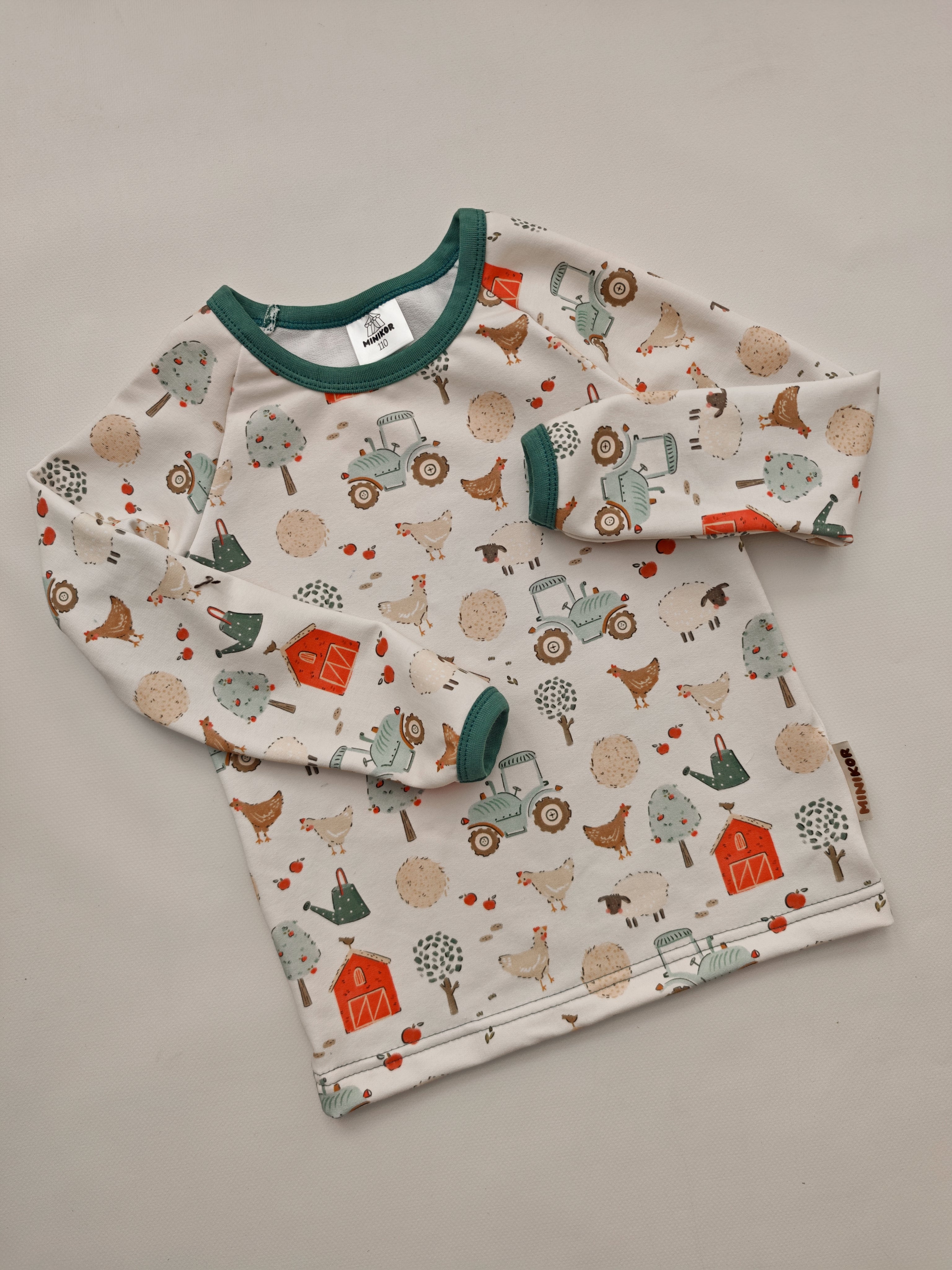 Hjertegenser Auf dem Hof – handgenähte Kinderkleidung von Minikor