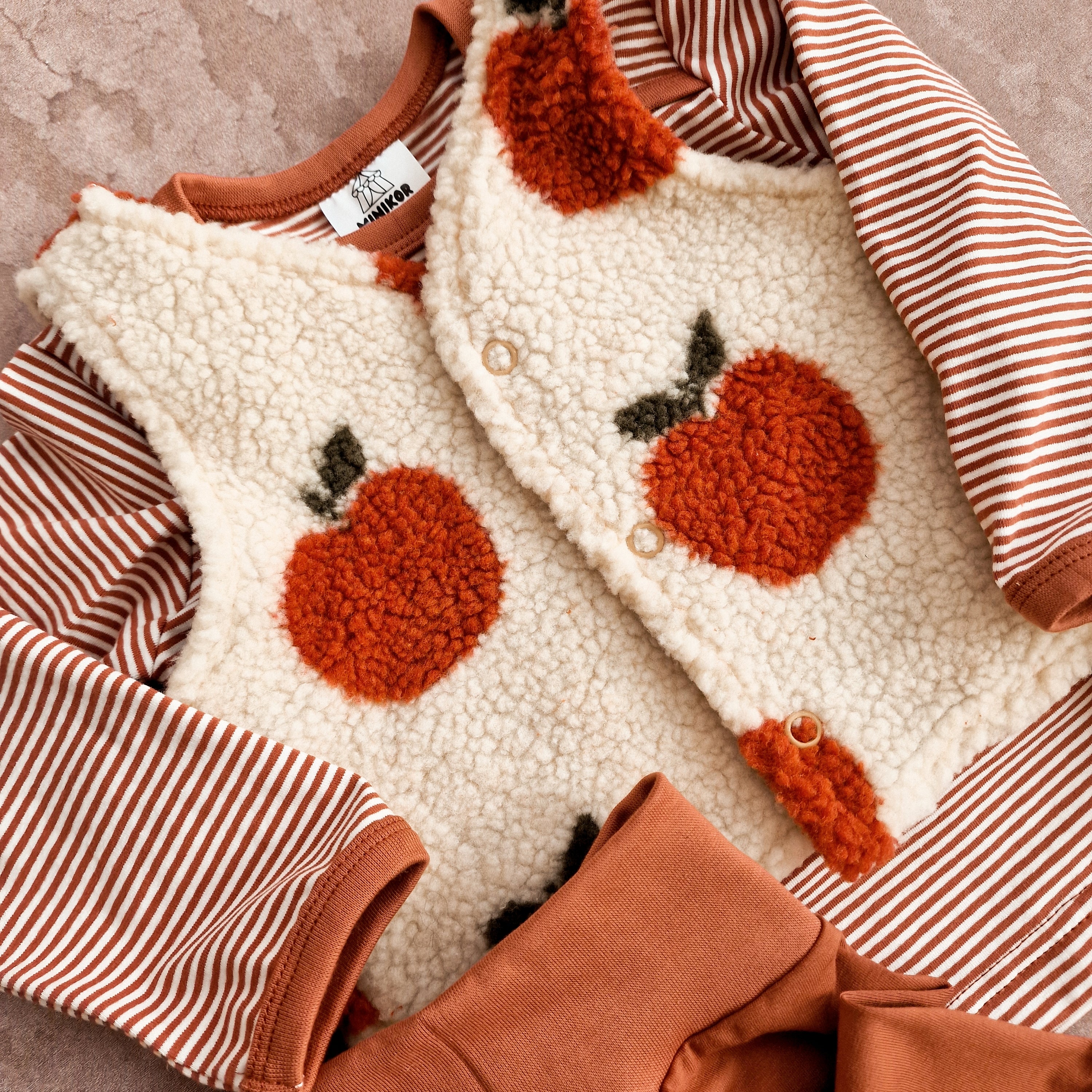 Teddyweste Äpfel – handgenähte Kinderkleidung von Minikor