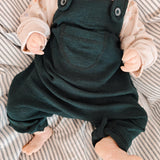 Lilla Latzhose | Flaschengrün Merino