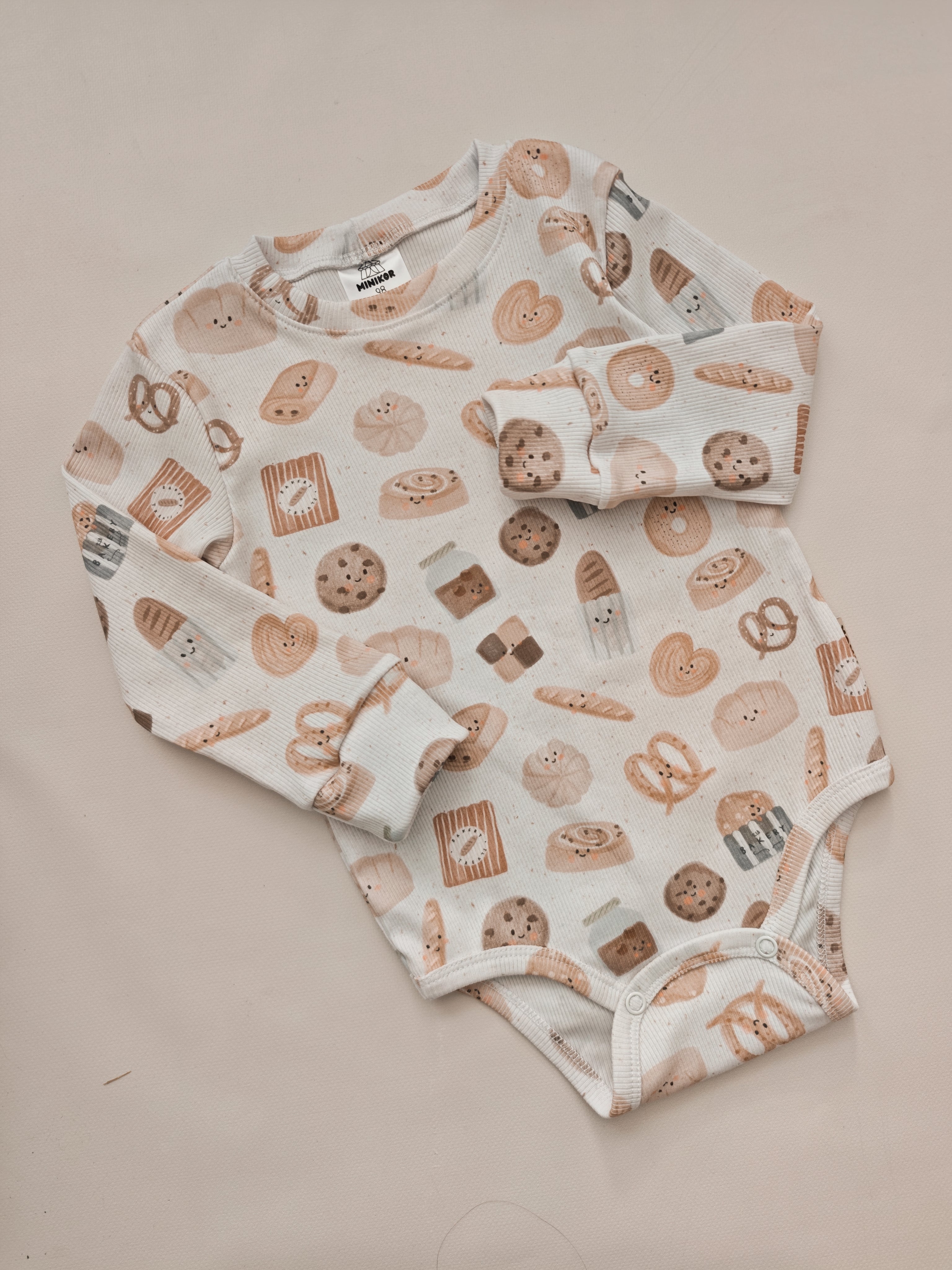 Baby-Body Bäckerei – handgenähte Kinderkleidung von Minikor