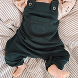 Lilla Latzhose | Flaschengrün Merino