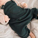 Lilla Latzhose | Flaschengrün Merino